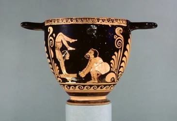 Paestanischer rotfiguriger Skyphos, dekoriert mit einem Phlyax-Schauspieler und einer Akrobatin, Griechisch, Asteas-Gruppe, ca. 350-325 v. Chr.